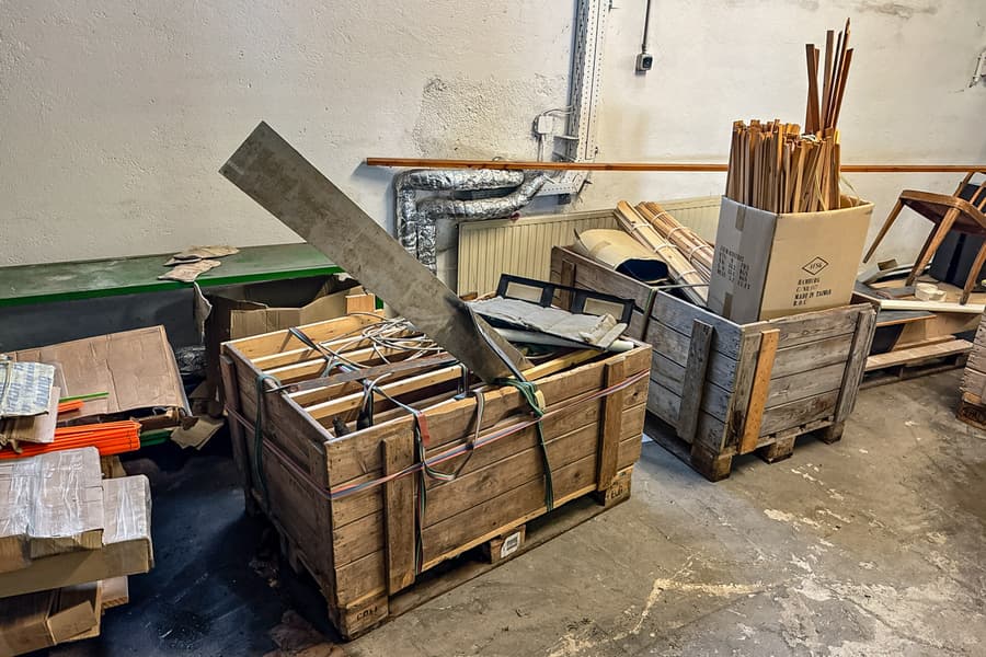 2 Paletten mit Inhalt: Diverses